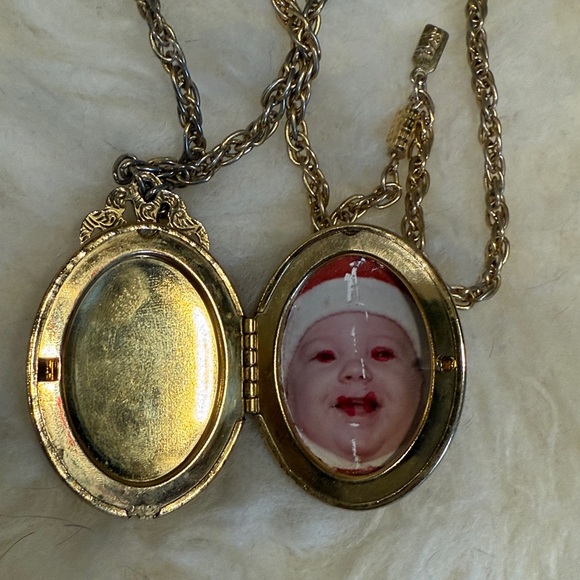 1928 Elegant Locket Necklace - Picture 6 of 8